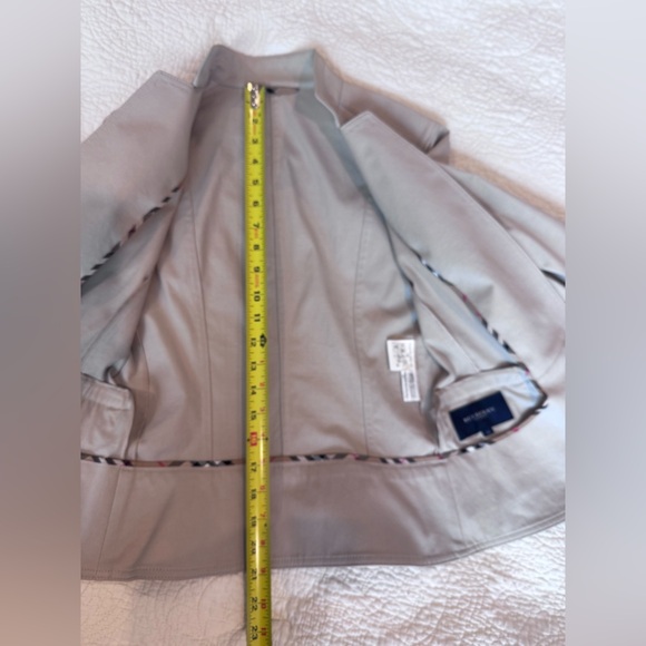 NWT Burberry jacket - 38 - Picture 11 of 12